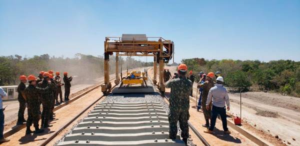 Engenharia do ExÃ©rcito estuda obras das malhas rodoviÃ¡ria e ferroviÃ¡ria